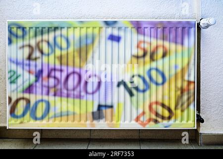FOTOMONTAGE, Heizkörper mit Geldscheinen, Symbolfoto Heizkosten Foto Stock