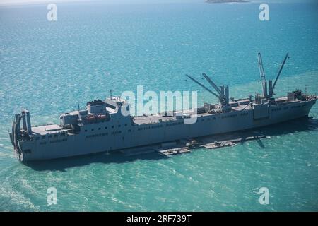 I marinai dell'esercito assegnati alla 368th Seaport Operations Company e alla 331st Transportation Company costruiscono una strada rialzata adiacente alla MV Major Bernard F. Fisher al largo della costa di Bowen, Australia, 29 luglio 2023. Una volta completata, la strada rialzata formerà un molo galleggiante che consentirà lo scarico di veicoli dal pescatore a terra, dimostrando la capacità critica della logistica congiunta Over-the-Shore durante Talisman Sabre. Il talismano Sabre è la più grande esercitazione militare bilaterale tra l'Australia e gli Stati Uniti, con la partecipazione multinazionale, facendo avanzare un indo-Pacifico libero e aperto per forza Foto Stock