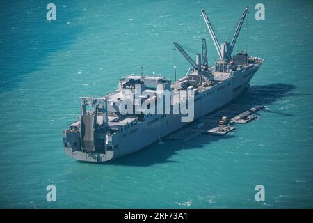 I marinai dell'esercito assegnati alla 368th Seaport Operations Company e alla 331st Transportation Company costruiscono una strada rialzata adiacente alla MV Major Bernard F. Fisher al largo della costa di Bowen, Australia, 29 luglio 2023. Una volta completata, la strada rialzata formerà un molo galleggiante che consentirà lo scarico di veicoli dal pescatore a terra, dimostrando la capacità critica della logistica congiunta Over-the-Shore durante Talisman Sabre. Il talismano Sabre è la più grande esercitazione militare bilaterale tra l'Australia e gli Stati Uniti, con la partecipazione multinazionale, facendo avanzare un indo-Pacifico libero e aperto per forza Foto Stock