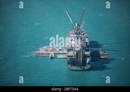 I marinai dell'esercito assegnati alla 368th Seaport Operations Company e alla 331st Transportation Company costruiscono una strada rialzata adiacente alla MV Major Bernard F. Fisher al largo della costa di Bowen, Australia, 29 luglio 2023. Una volta completata, la strada rialzata formerà un molo galleggiante che consentirà lo scarico di veicoli dal pescatore a terra, dimostrando la capacità critica della logistica congiunta Over-the-Shore durante Talisman Sabre. Il talismano Sabre è la più grande esercitazione militare bilaterale tra l'Australia e gli Stati Uniti, con la partecipazione multinazionale, facendo avanzare un indo-Pacifico libero e aperto per forza Foto Stock