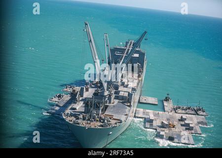 I marinai dell'esercito assegnati alla 368th Seaport Operations Company e alla 331st Transportation Company costruiscono una strada rialzata adiacente alla MV Major Bernard F. Fisher al largo della costa di Bowen, Australia, 29 luglio 2023. Una volta completata, la strada rialzata formerà un molo galleggiante che consentirà lo scarico di veicoli dal pescatore a terra, dimostrando la capacità critica della logistica congiunta Over-the-Shore durante Talisman Sabre. Il talismano Sabre è la più grande esercitazione militare bilaterale tra l'Australia e gli Stati Uniti, con la partecipazione multinazionale, facendo avanzare un indo-Pacifico libero e aperto per forza Foto Stock