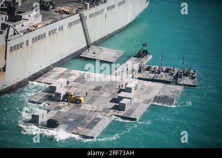 I marinai dell'esercito assegnati alla 368th Seaport Operations Company e alla 331st Transportation Company costruiscono una strada rialzata adiacente alla MV Major Bernard F. Fisher al largo della costa di Bowen, Australia, 29 luglio 2023. Una volta completata, la strada rialzata formerà un molo galleggiante che consentirà lo scarico di veicoli dal pescatore a terra, dimostrando la capacità critica della logistica congiunta Over-the-Shore durante Talisman Sabre. Il talismano Sabre è la più grande esercitazione militare bilaterale tra l'Australia e gli Stati Uniti, con la partecipazione multinazionale, facendo avanzare un indo-Pacifico libero e aperto per forza Foto Stock