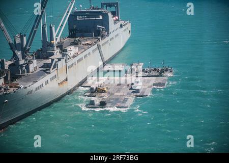 I marinai dell'esercito assegnati alla 368th Seaport Operations Company e alla 331st Transportation Company costruiscono una strada rialzata adiacente alla MV Major Bernard F. Fisher al largo della costa di Bowen, Australia, 29 luglio 2023. Una volta completata, la strada rialzata formerà un molo galleggiante che consentirà lo scarico di veicoli dal pescatore a terra, dimostrando la capacità critica della logistica congiunta Over-the-Shore durante Talisman Sabre. Il talismano Sabre è la più grande esercitazione militare bilaterale tra l'Australia e gli Stati Uniti, con la partecipazione multinazionale, facendo avanzare un indo-Pacifico libero e aperto per forza Foto Stock