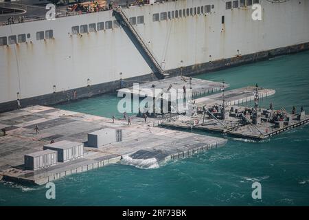 I marinai dell'esercito assegnati alla 368th Seaport Operations Company e alla 331st Transportation Company costruiscono una strada rialzata adiacente alla MV Major Bernard F. Fisher al largo della costa di Bowen, Australia, 29 luglio 2023. Una volta completata, la strada rialzata formerà un molo galleggiante che consentirà lo scarico di veicoli dal pescatore a terra, dimostrando la capacità critica della logistica congiunta Over-the-Shore durante Talisman Sabre. Il talismano Sabre è la più grande esercitazione militare bilaterale tra l'Australia e gli Stati Uniti, con la partecipazione multinazionale, facendo avanzare un indo-Pacifico libero e aperto per forza Foto Stock