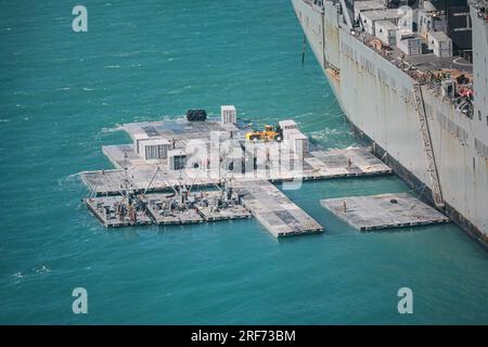 I marinai dell'esercito assegnati alla 368th Seaport Operations Company e alla 331st Transportation Company costruiscono una strada rialzata adiacente alla MV Major Bernard F. Fisher al largo della costa di Bowen, Australia, 29 luglio 2023. Una volta completata, la strada rialzata formerà un molo galleggiante che consentirà lo scarico di veicoli dal pescatore a terra, dimostrando la capacità critica della logistica congiunta Over-the-Shore durante Talisman Sabre. Il talismano Sabre è la più grande esercitazione militare bilaterale tra l'Australia e gli Stati Uniti, con la partecipazione multinazionale, facendo avanzare un indo-Pacifico libero e aperto per forza Foto Stock