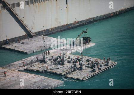 I marinai dell'esercito assegnati alla 368th Seaport Operations Company e alla 331st Transportation Company costruiscono una strada rialzata adiacente alla MV Major Bernard F. Fisher al largo della costa di Bowen, Australia, 29 luglio 2023. Una volta completata, la strada rialzata formerà un molo galleggiante che consentirà lo scarico di veicoli dal pescatore a terra, dimostrando la capacità critica della logistica congiunta Over-the-Shore durante Talisman Sabre. Il talismano Sabre è la più grande esercitazione militare bilaterale tra l'Australia e gli Stati Uniti, con la partecipazione multinazionale, facendo avanzare un indo-Pacifico libero e aperto per forza Foto Stock