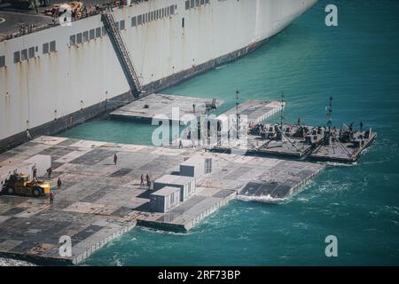 I marinai dell'esercito assegnati alla 368th Seaport Operations Company e alla 331st Transportation Company costruiscono una strada rialzata adiacente alla MV Major Bernard F. Fisher al largo della costa di Bowen, Australia, 29 luglio 2023. Una volta completata, la strada rialzata formerà un molo galleggiante che consentirà lo scarico di veicoli dal pescatore a terra, dimostrando la capacità critica della logistica congiunta Over-the-Shore durante Talisman Sabre. Il talismano Sabre è la più grande esercitazione militare bilaterale tra l'Australia e gli Stati Uniti, con la partecipazione multinazionale, facendo avanzare un indo-Pacifico libero e aperto per forza Foto Stock