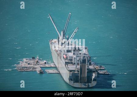 I marinai dell'esercito assegnati alla 368th Seaport Operations Company e alla 331st Transportation Company costruiscono una strada rialzata adiacente alla MV Major Bernard F. Fisher al largo della costa di Bowen, Australia, 29 luglio 2023. Una volta completata, la strada rialzata formerà un molo galleggiante che consentirà lo scarico di veicoli dal pescatore a terra, dimostrando la capacità critica della logistica congiunta Over-the-Shore durante Talisman Sabre. Il talismano Sabre è la più grande esercitazione militare bilaterale tra l'Australia e gli Stati Uniti, con la partecipazione multinazionale, facendo avanzare un indo-Pacifico libero e aperto per forza Foto Stock