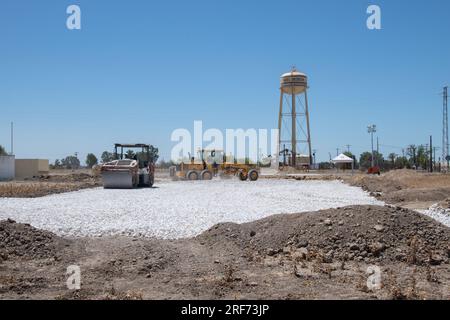 Gli avieri del 200th Rapid Engineer Deployable Heavy Operational Repair Squadron Engineer (CAVALLO ROSSO) dell'Ohio Air National Guard, completano vari progetti di costruzione durante l'addestramento annuale, il 30 luglio 2023, a Moron AB, in Spagna. Nell'ambito della loro formazione annuale, i membri stanno acquisendo una preziosa esperienza all'estero, mentre beneficiano dell'installazione, della costruzione di un nuovo patio, della creazione di nuovi parcheggi, dell'aggiornamento di una struttura e della realizzazione delle basi per una nuova gamma di tiro. (STATI UNITI Foto dell'aeronautica militare di Senior Airman Grace Riegel) Foto Stock