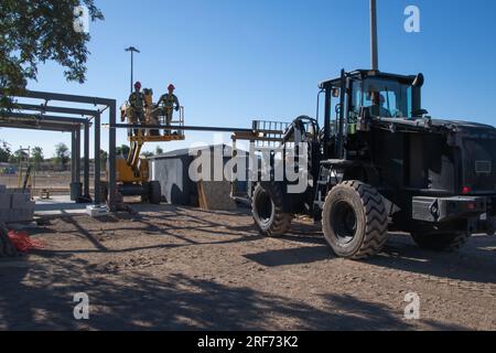 Gli avieri del 200th Rapid Engineer Deployable Heavy Operational Repair Squadron Engineer (CAVALLO ROSSO) dell'Ohio Air National Guard, completano vari progetti di costruzione durante l'addestramento annuale, il 30 luglio 2023, a Moron AB, in Spagna. Nell'ambito della loro formazione annuale, i membri stanno acquisendo una preziosa esperienza all'estero, mentre beneficiano dell'installazione, della costruzione di un nuovo patio, della creazione di nuovi parcheggi, dell'aggiornamento di una struttura e della realizzazione delle basi per una nuova gamma di tiro. (STATI UNITI Foto dell'aeronautica militare di Senior Airman Grace Riegel) Foto Stock