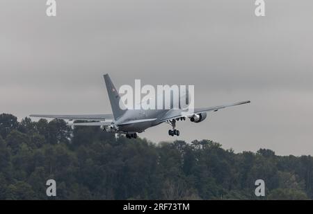 Un KC-46A Pegasus decolla al Boeing Field, Seattle, Washington, il 28 luglio 2023. L'aereo è il primo KC-46A per il 60th Air Mobility Wing presso Travis Air Force base, California. (Foto di cortesia di Boeing Company) Foto Stock