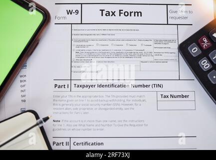 Documentazione fiscale, primo piano e finanza con contabilità, modulo per informazioni sul reddito, revisione contabile e contratto. Carta finanziaria, denaro e tasse con il governo Foto Stock