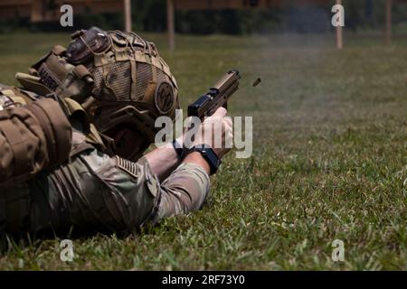 STATI UNITI Matthew Marek, membro del 268th Military Police Command, spara dalla posizione prona durante la gara di pistole del Tennessee a VTS Tullahoma, Tennessee, il 28 luglio 2023. La competizione di pistole prevede precisione durante il cambio di riviste e posizioni in una specifica sequenza temporizzata. (STATI UNITI Foto della Guardia Nazionale dell'esercito del sergente maggiore Ryan S. Gay) Foto Stock