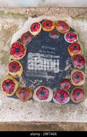 I papaveri rossi hanno dipinto ciottoli commemorativi per ricordare po Stoker al Portsmouth Naval War Memorial a Southsea Common, Portsmouth, Hampshire, Regno Unito nel mese di luglio Foto Stock