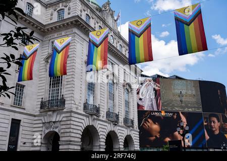 Intersex Inclusive Pride bandiera sopra Regent Street prima della sfilata Pride a Londra il 21 giugno 2023 a Londra, Regno Unito. La bandiera include strisce per rappresentare le comunità LGBTQ+, con i colori della bandiera transgender Pride, accanto al cerchio e alla bandiera intersex. Foto Stock