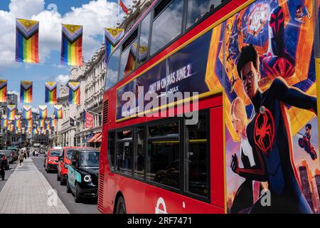 Intersex Inclusive Pride bandiera sopra Regent Street prima della sfilata Pride a Londra il 21 giugno 2023 a Londra, Regno Unito. La bandiera include strisce per rappresentare le comunità LGBTQ+, con i colori della bandiera transgender Pride, accanto al cerchio e alla bandiera intersex. Foto Stock