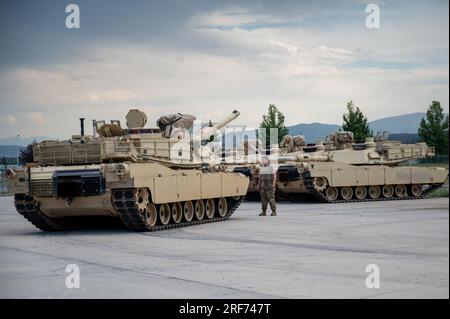 I membri del 131st Civil Engineer Squadron contribuiscono alla costruzione di un deposito M1 Abrams a Fort Henry William Harrison, Montana, il 28 luglio 2023. La struttura di stoccaggio ridurrebbe i costi di manutenzione e offrirà ai membri della Guardia Nazionale del Montana più tempo per l'addestramento nei carri armati. (STATI UNITI Air National Guard foto di Airman 1st Class Phoenix Lietch) Foto Stock