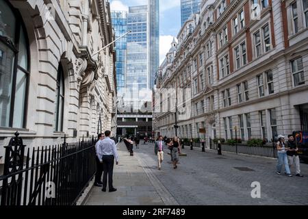 Visita Throgmorton Avenue nella City di Londra il 6 luglio 2023 a Londra, Regno Unito. Questa strada prende il nome da Nicholas Throckmorton, capo banchiere d'Inghilterra durante il regno della regina Elisabetta i e capo di un'antica famiglia del Warwickshire e corre da Throgmorton Street al London Wall: È una strada privata appartenente alla compagnia di livrea dei Drapers e alla compagnia di livrea dei Carpenters. La City of London è una città, una contea cerimoniale e un distretto governativo locale che contiene il principale quartiere centrale degli affari di Londra. La città di Londra è ampiamente chiamata semplicemente ci Foto Stock