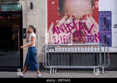 Graffiti sulla liberazione degli animali su un poster di moda per il salone di bellezza Pied-de-Poule a Soho il 9 luglio 2023 a Londra, Regno Unito. Il fronte di Liberazione degli animali (ALF, Animal Liberation Front) è un movimento internazionale di resistenza politica e sociale che sostiene e si impegna in ciò che definisce un'azione diretta non violenta per protestare contro gli incidenti di crudeltà animale. Foto Stock