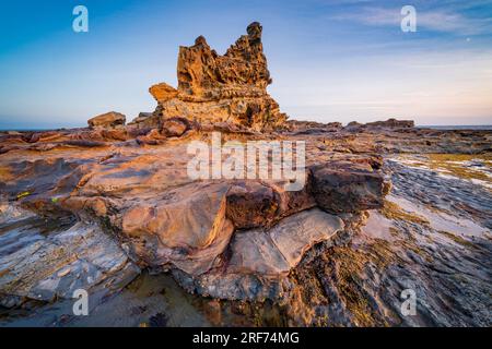 Vista ad angoli bassi di una formazione rocciosa costiera a Inverloch a Gippsland, Victoria, Australia Foto Stock