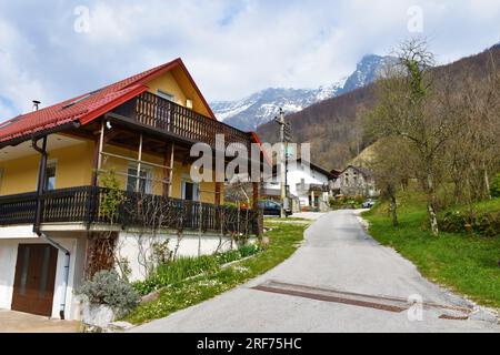 Villaggio di Koseč vicino a Drežnica, Slovenia, con montagna sulle alpi Giulie Foto Stock