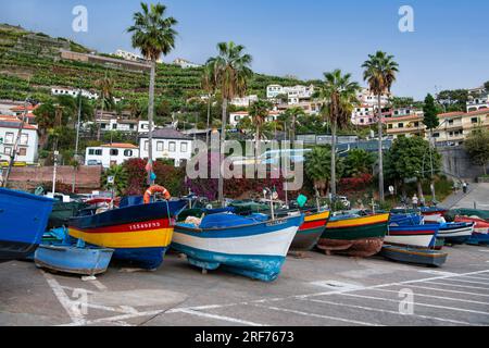 bunte Fischerboote im Hafen von Camara de Lobos, Funchal, Insel Madeira, Portogallo Foto Stock