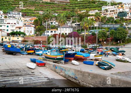 bunte Fischerboote im Hafen von Camara de Lobos, Funchal, Insel Madeira, Portogallo Foto Stock