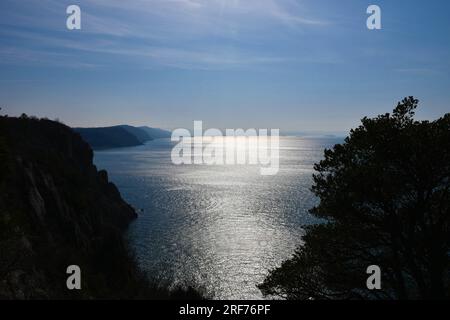 Vista sul mare Adriatico dalla riserva naturale Falesie di Duino in Friuli Venezia Giulia Foto Stock