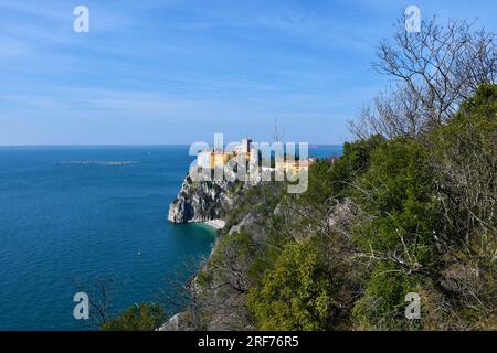 Vista del Castello di Duino presso la riserva naturale delle Falesie di Duino su una scogliera sopra il mare Adriatico in Friuli Venezia Giulia con e Foto Stock