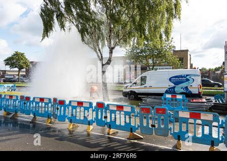 Stanmore, Greater London, Regno Unito. 1 agosto 2023. Principale principale d'acqua di scoppio lungo Honeypot Lane a doppia carreggiata a Stanmore, Greater London. Presenza di acqua di affinità. I detriti circondavano la principale dell'acqua di scoppio ed era presente un grande beccuccio. C'e' stata una grossa perdita d'acqua. In alcune immagini era presente un arcobaleno quando il sole illuminava il beccuccio dell'acqua. Un ventaglio d'acqua scorreva sotto e accanto alle vicine auto parcheggiate. Crediti: Stephen Bell/Alamy Live News Foto Stock