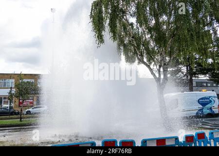 Stanmore, Greater London, Regno Unito. 1 agosto 2023. Principale principale d'acqua di scoppio lungo Honeypot Lane a doppia carreggiata a Stanmore, Greater London. Presenza di acqua di affinità. I detriti circondavano la principale dell'acqua di scoppio ed era presente un grande beccuccio. C'e' stata una grossa perdita d'acqua. In alcune immagini era presente un arcobaleno quando il sole illuminava il beccuccio dell'acqua. Un ventaglio d'acqua scorreva sotto e accanto alle vicine auto parcheggiate. Crediti: Stephen Bell/Alamy Live News Foto Stock