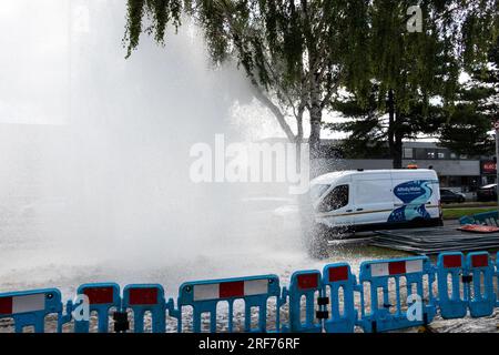 Stanmore, Greater London, Regno Unito. 1 agosto 2023. Principale principale d'acqua di scoppio lungo Honeypot Lane a doppia carreggiata a Stanmore, Greater London. Presenza di acqua di affinità. I detriti circondavano la principale dell'acqua di scoppio ed era presente un grande beccuccio. C'e' stata una grossa perdita d'acqua. In alcune immagini era presente un arcobaleno quando il sole illuminava il beccuccio dell'acqua. Un ventaglio d'acqua scorreva sotto e accanto alle vicine auto parcheggiate. Crediti: Stephen Bell/Alamy Live News Foto Stock