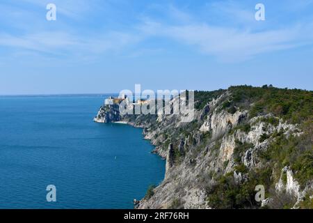 Vista della riserva naturale di Falesie di Duino sul mare Adriatico in Friuli Venezia Giulia e del Castello di Duino castello medievale al Foto Stock