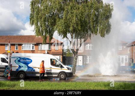 Stanmore, Greater London, Regno Unito. 1 agosto 2023. Principale principale d'acqua di scoppio lungo Honeypot Lane a doppia carreggiata a Stanmore, Greater London. Presenza di acqua di affinità. I detriti circondavano la principale dell'acqua di scoppio ed era presente un grande beccuccio. C'e' stata una grossa perdita d'acqua. In alcune immagini era presente un arcobaleno quando il sole illuminava il beccuccio dell'acqua. Un ventaglio d'acqua scorreva sotto e accanto alle vicine auto parcheggiate. Crediti: Stephen Bell/Alamy Live News Foto Stock