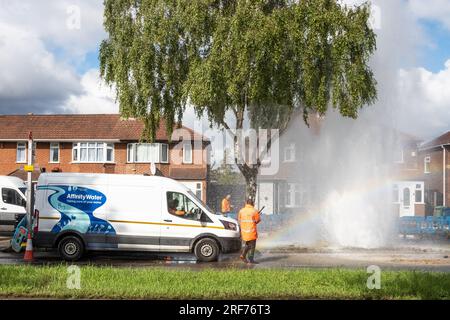 Stanmore, Greater London, Regno Unito. 1 agosto 2023. Principale principale d'acqua di scoppio lungo Honeypot Lane a doppia carreggiata a Stanmore, Greater London. Presenza di acqua di affinità. I detriti circondavano la principale dell'acqua di scoppio ed era presente un grande beccuccio. C'e' stata una grossa perdita d'acqua. In alcune immagini era presente un arcobaleno quando il sole illuminava il beccuccio dell'acqua. Un ventaglio d'acqua scorreva sotto e accanto alle vicine auto parcheggiate. Crediti: Stephen Bell/Alamy Live News Foto Stock