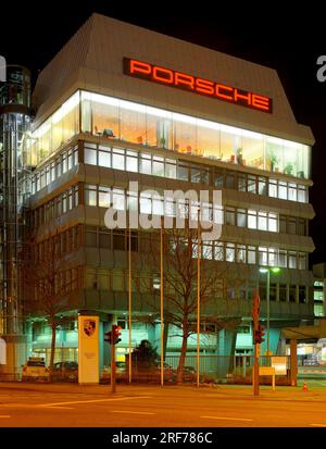 Nachtaufnahme, Verwaltungsgebäude Porsche AG Werk II, Zuffenhausen, Stoccarda, Baden-Württemberg, Deutschland, Europa Foto Stock