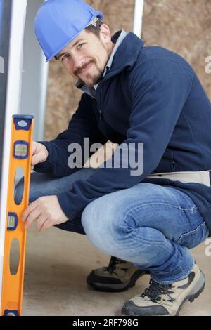 uomo che lavora su una tavola di legno Foto Stock