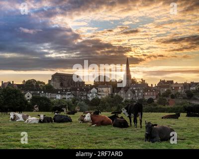 Martedì 1 agosto 2023. Malmesbury, Wiltshire, Inghilterra - all'alba, le pesanti nuvole notturne si infrangono sulla città collinare di Malmesbury. Crediti: Terry Mathews/Alamy Live News Foto Stock