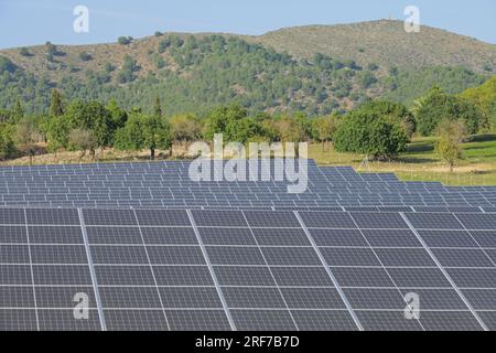 Photovlaisches Solarfeld bei Capdepera, Mallorca, Spanien Foto Stock