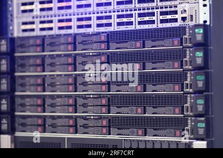 Installazione in rack di apparecchiature server nel data center in primo piano. Messa a fuoco selettiva. Foto Stock