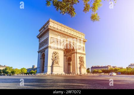 Parigi, Francia. Arch of Triumph la mattina presto. Foto Stock