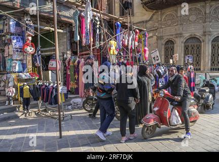 Straßenszene, Textilgeschäft, Khan el-Khalili Basar, Altstadt, Kairo, Ägypten Foto Stock