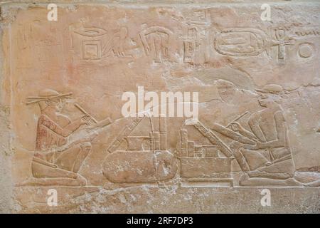 Schreiber mit Papyrusrollen, Relief in den Grabbauten des Idut, Unas-Ank und Inefert, Nekropole von Sakkara, Ägypten Foto Stock