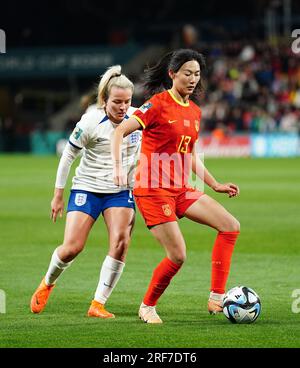 La cinese Yang Lina e l'inglese Lauren Hemp (a sinistra) durante la Coppa del mondo femminile FIFA 2023, gruppo D partita all'Hindmarsh Stadium, Adelaide, Australia. Data foto: Martedì 1 agosto 2023. Foto Stock
