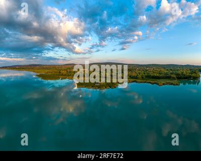 Vista aerea sull'estremità nord del lago Balaton in Ungheria. Questo posto è nella città di Balatonfuzfo. Il lago Balaton con fantastiche nuvole colorate presto Foto Stock