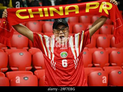 Adelaide, Australia. 1 agosto 2023. Un tifoso fa il tifoso in vista della partita del gruppo D tra Cina e Inghilterra alla Coppa del mondo femminile 2023 ad Adelaide, Australia, 1 agosto 2023. Crediti: Li Yibo/Xinhua/Alamy Live News Foto Stock