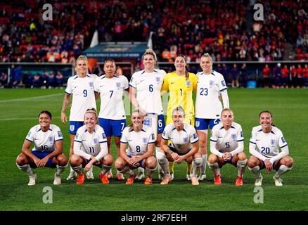 Partenza in Inghilterra: Back Row - Rachel Daly, Lauren James, Millie Bright, la portiere Mary Earps e Alessia Russo. Prima fila - Jess Carter, Lauren Hemp, Georgia Stanway, Lucy Bronze, Alex Greenwood e Katie Zelem durante la FIFA Women's World Cup 2023, gruppo D match all'Hindmarsh Stadium, Adelaide, Australia. Data foto: Martedì 1 agosto 2023. Foto Stock