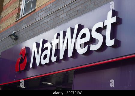 Slough, Regno Unito. 1 agosto 2023. Una filiale della NatWest Bank a Slough, Berkshire. In seguito alla chiusura dei conti bancari di Nigel Farage da parte della Coutts Bank, di proprietà della NatWest Bank, Nigel Farage ha ora ricevuto le scuse dalla Coutts Bank. Nigel Farage, l'ex leader dell'UKIP e ora lettore di GB News, ha riferito di aver intrapreso un'azione legale contro NatWest. Credito: Maureen McLean/Alamy Live News Foto Stock