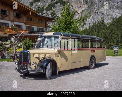 Immagine nostalgica del pullman passeggeri Gramai Alm degli anni '1930, nella panoramica campagna delle montagne del Karwendal vicino Pertisau sul lago Achensee Foto Stock