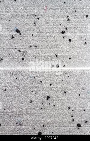 Foto astratta con trama ravvicinata del bianco compresso con blocchi di polistirolo a punti neri Foto Stock